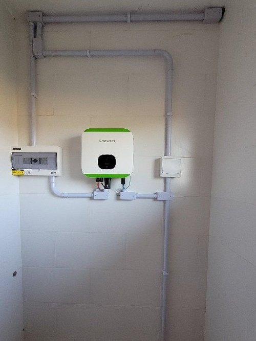 Inversor instalado em sala técnica, com eletrodutos alinhados.